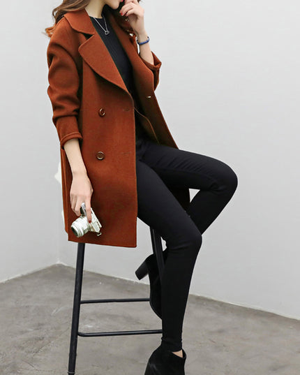 Damski płaszcz dwurzędowy z wycięciem po bokach