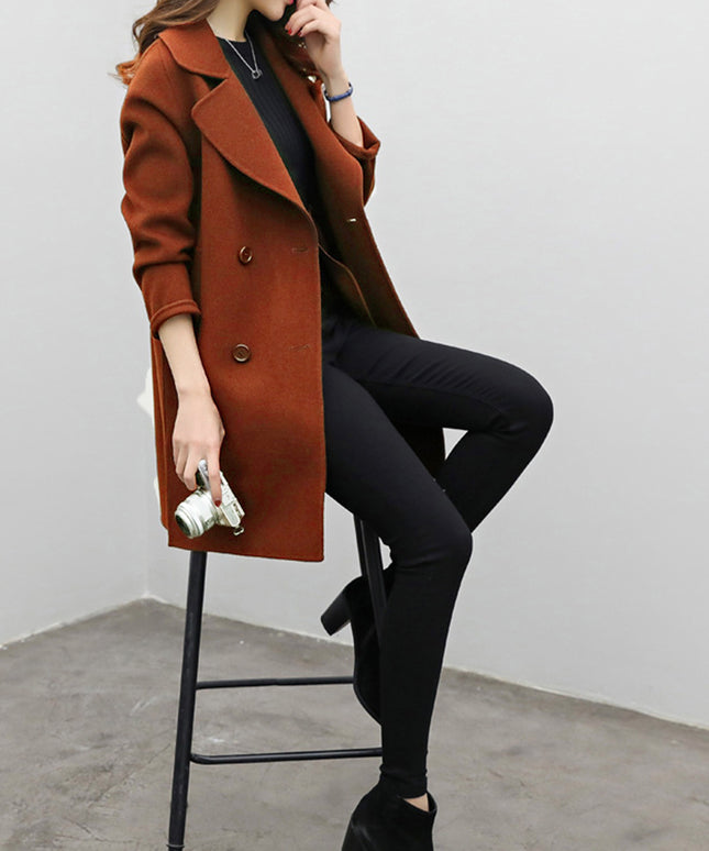 Damski płaszcz dwurzędowy z wycięciem po bokach