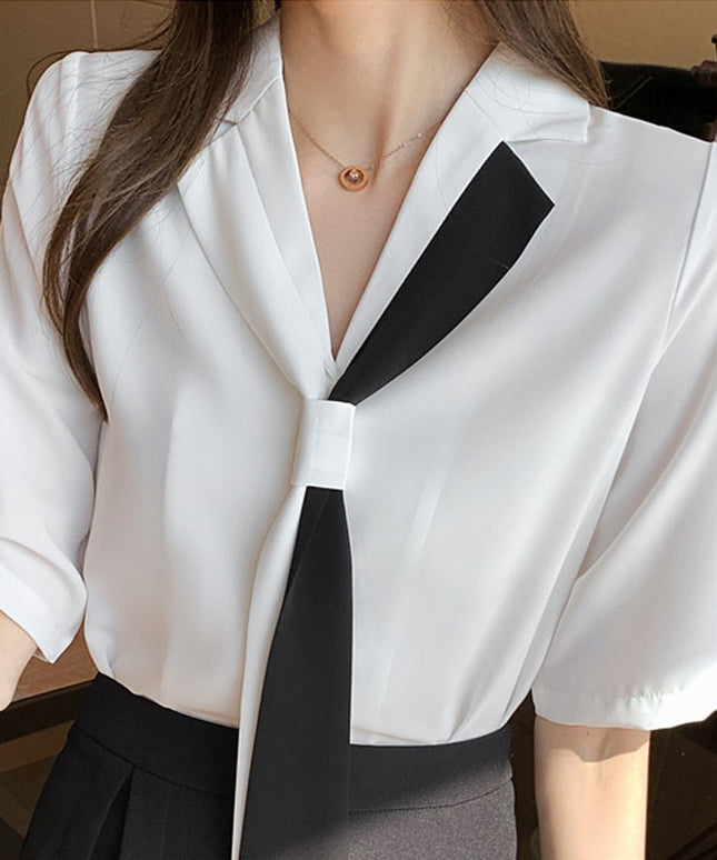 Damska koszula z ozdobnym krawatem