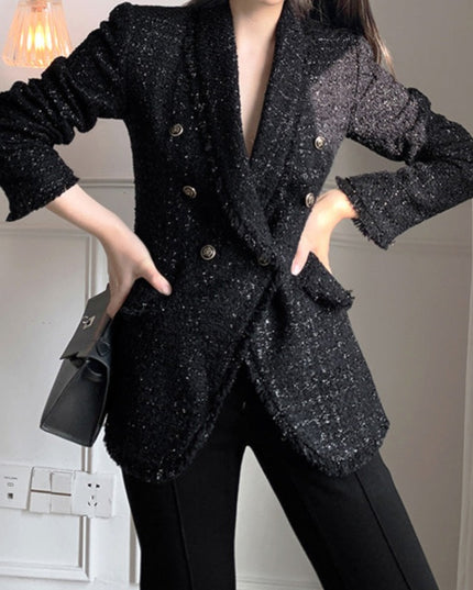 Damski płaszcz dwurzędowy ze złotymi guzikami