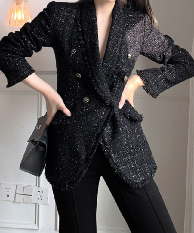 Damski płaszcz dwurzędowy ze złotymi guzikami