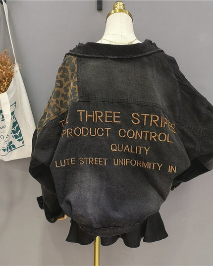 Damska kurtka jeansowa z napisami i wstawkami w zwierzęcy wzór