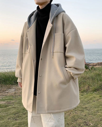 Męski płaszcz z kapturem zapinany na zatrzaski