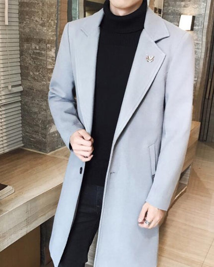 Męski płaszcz zapinany na guziki o kroju trencza