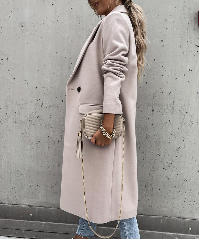 Damski płaszcz o klasycznym kroju długości za kolano