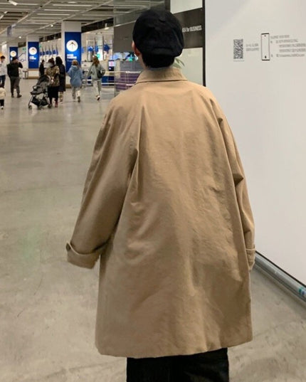 Męski płaszcz czterorzędowy zapinany na guziki