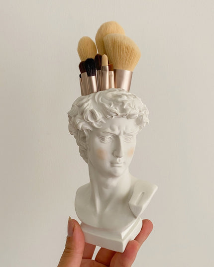 Wazon w kształcie posągu w jasnym kolorze