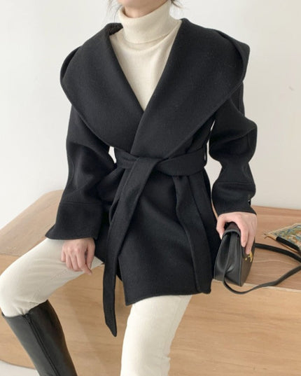 Damski płaszcz klasyczny wiązany z kapturem
