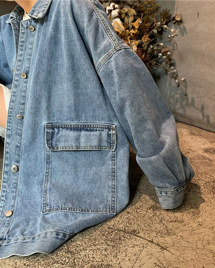 Damska kurtka jeansowa o kroju oversize z dużymi kieszeniami