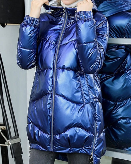 Damska kurtka z połyskującej tkaniny rozpinana po bokach