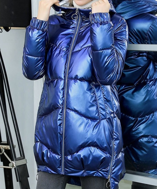 Damska kurtka z połyskującej tkaniny rozpinana po bokach