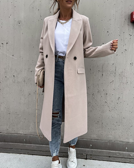 Damski płaszcz o klasycznym kroju długości za kolano