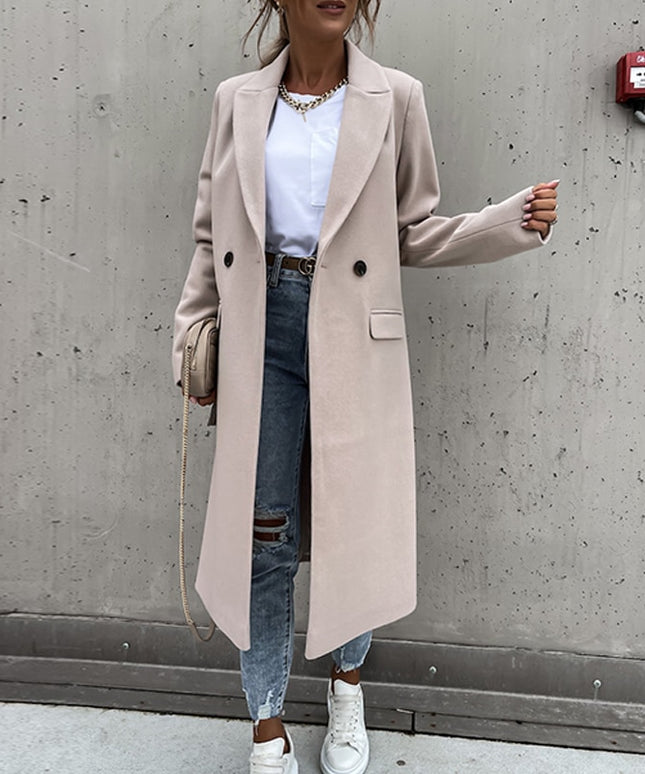 Damski płaszcz o klasycznym kroju długości za kolano