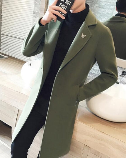 Męski płaszcz zapinany na guziki o kroju trencza