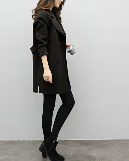 Damski płaszcz dwurzędowy z wycięciem po bokach