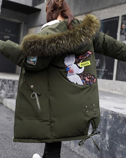 Damska kurtka zimowa z naszywką na plecach i kapturem