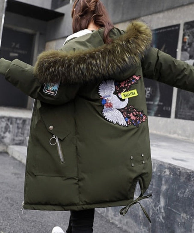 Damska kurtka zimowa z naszywką na plecach i kapturem