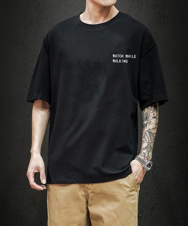 Męski T-shirt z napisem i nadrukiem na plecach