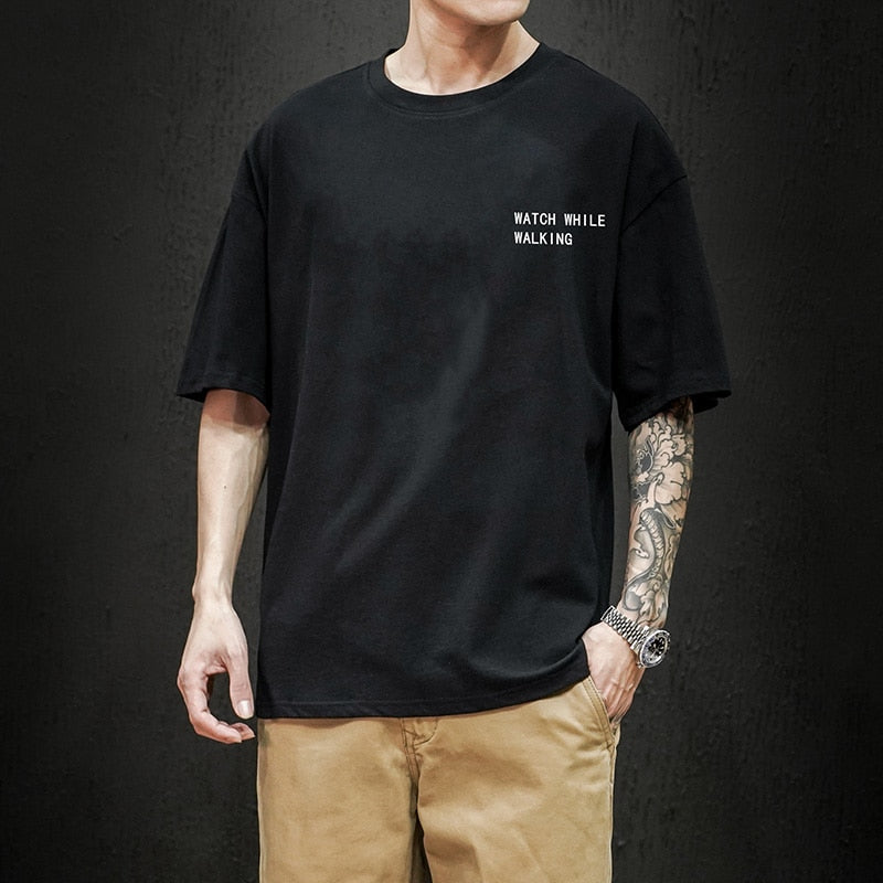 Męski T-shirt z napisem i nadrukiem na plecach