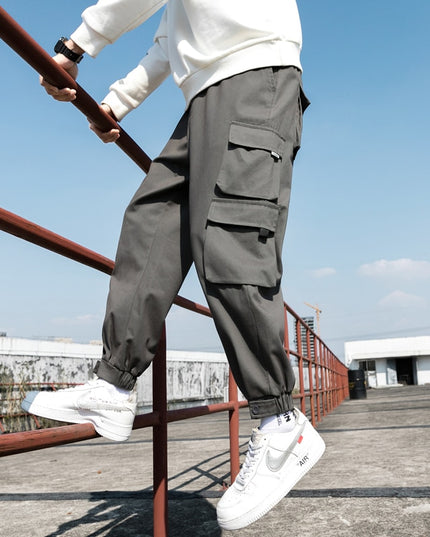 Męskie spodnie bojówki z dwoma kieszonkami na nogawce
