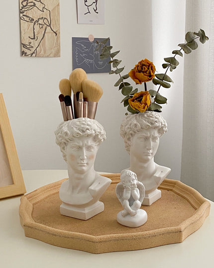 Wazon w kształcie posągu w jasnym kolorze