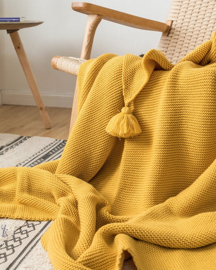 Klasyczny pled dziergany z ozdobnymi frędzlami