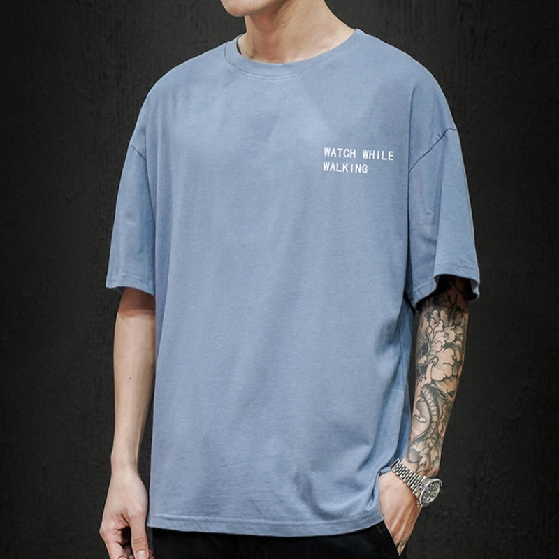Męski T-shirt z napisem i nadrukiem na plecach