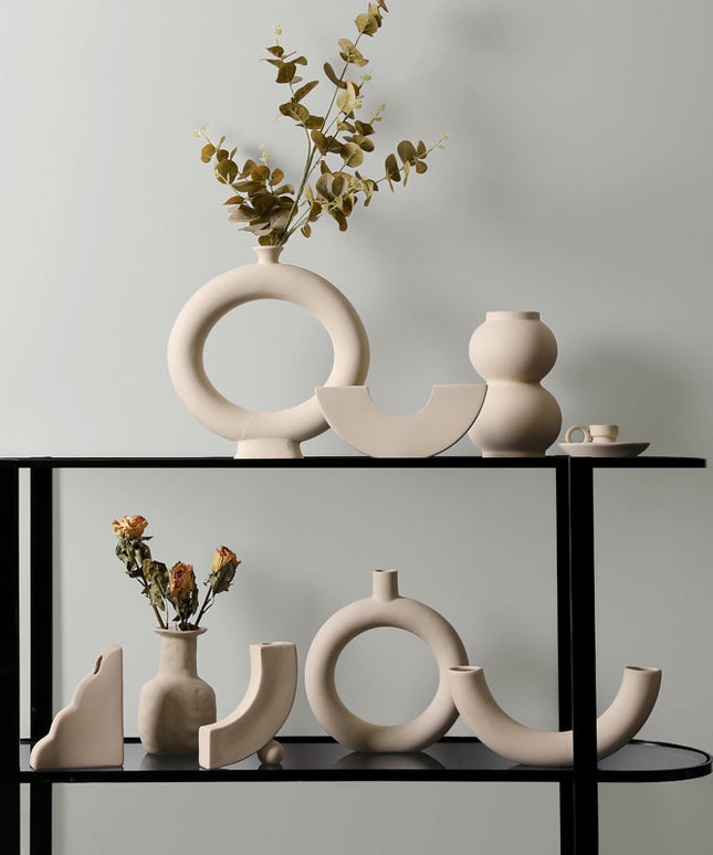 Wazon ceramiczny o nieregularnym kształcie w jasnym kolorze