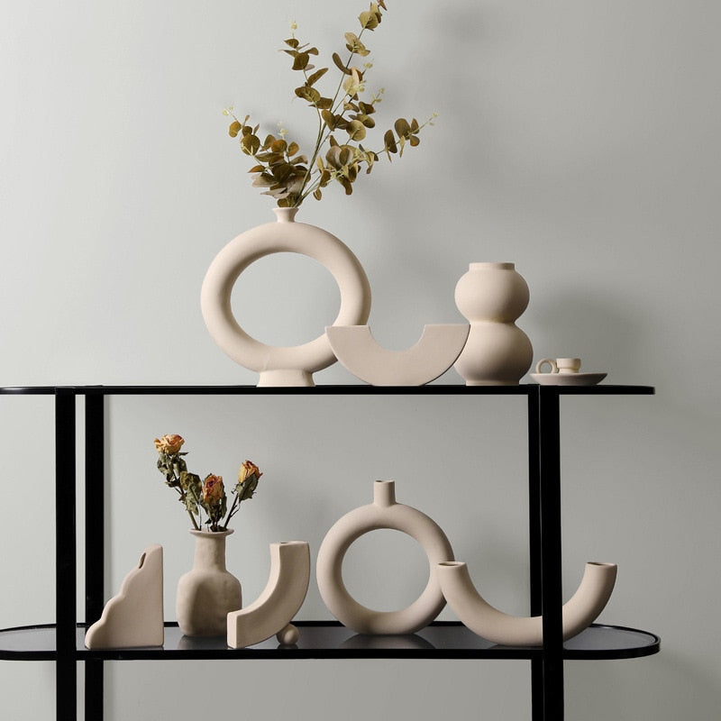 Wazon ceramiczny o nieregularnym kształcie w jasnym kolorze