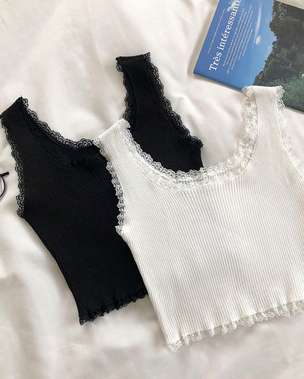 Damski crop top na ramiączkach prążkowany z koronkowym wykończeniem