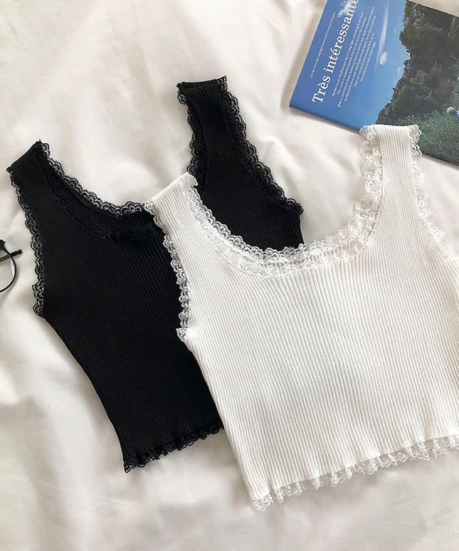 Damski crop top na ramiączkach prążkowany z koronkowym wykończeniem