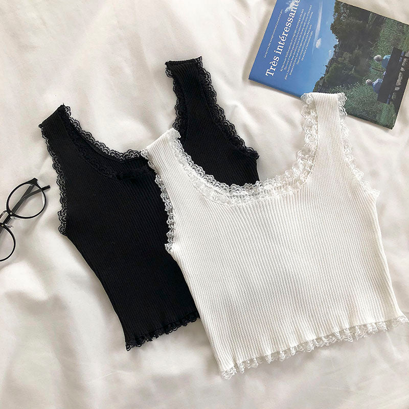 Damski crop top na ramiączkach prążkowany z koronkowym wykończeniem