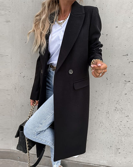 Damski płaszcz o klasycznym kroju długości za kolano