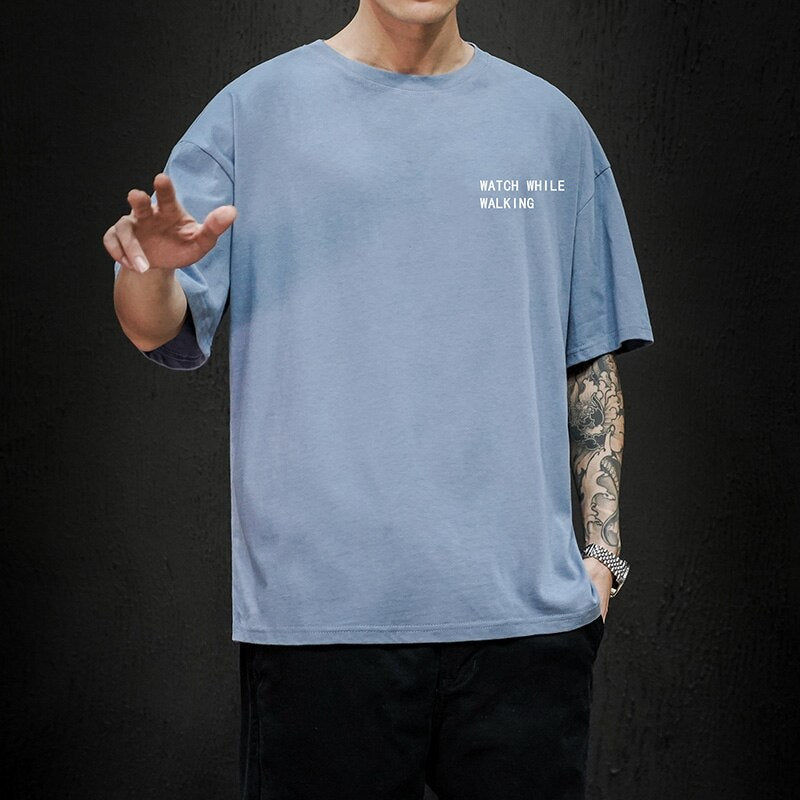 Męski T-shirt z napisem i nadrukiem na plecach