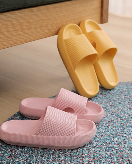 Miękkie klapki na platformie w modnym fasonie