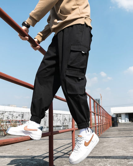 Męskie spodnie bojówki z dwoma kieszonkami na nogawce