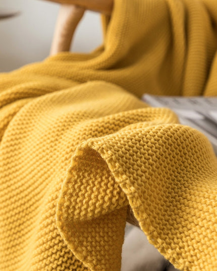 Klasyczny pled dziergany z ozdobnymi frędzlami