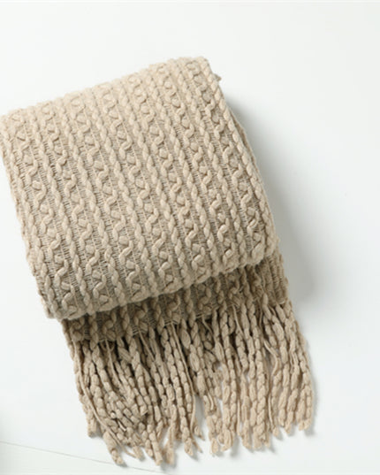 Pleciony koc z fakturą i frędzlami