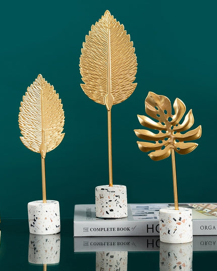 Figurka dekoracyjna liść w złotym kolorze