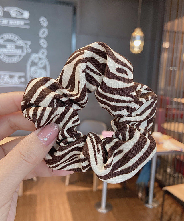 Gumka do włosów scrunchie brązowa w zebrę - Akcesoria do stylizacji włosów