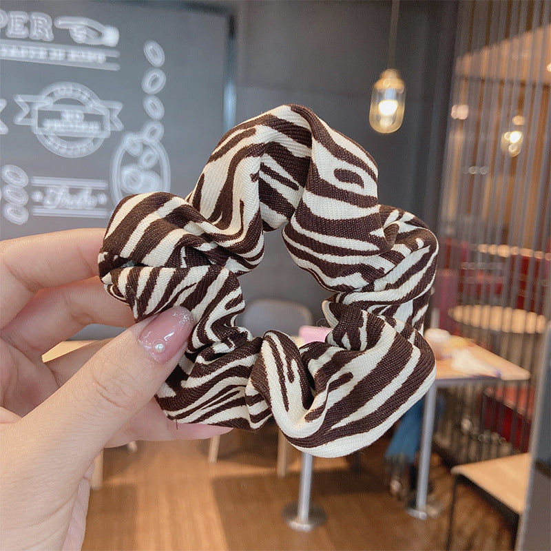 Gumka do włosów scrunchie brązowa w zebrę - Akcesoria do stylizacji włosów