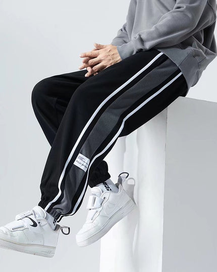 Męskie spodnie treningowe z ozdobnym pasem na nogawce