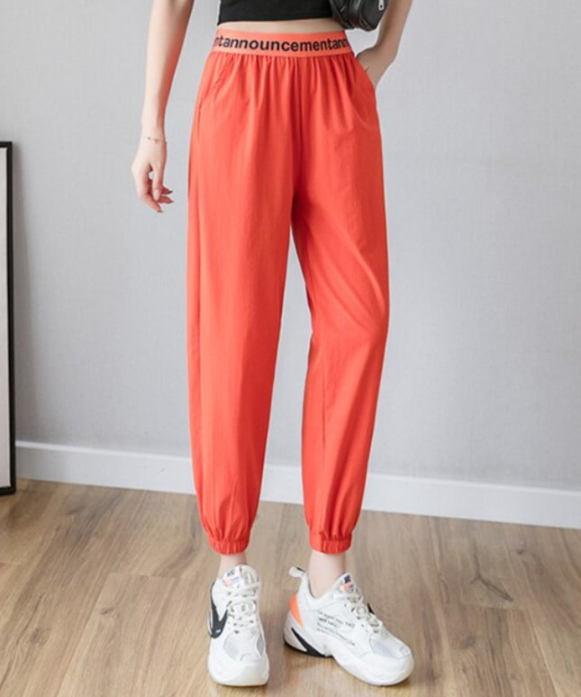 Damskie spodnie dresowe wykończone ozdobną gumą