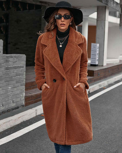 Damski płaszcz z futrzanego materiału zapinany na guzik