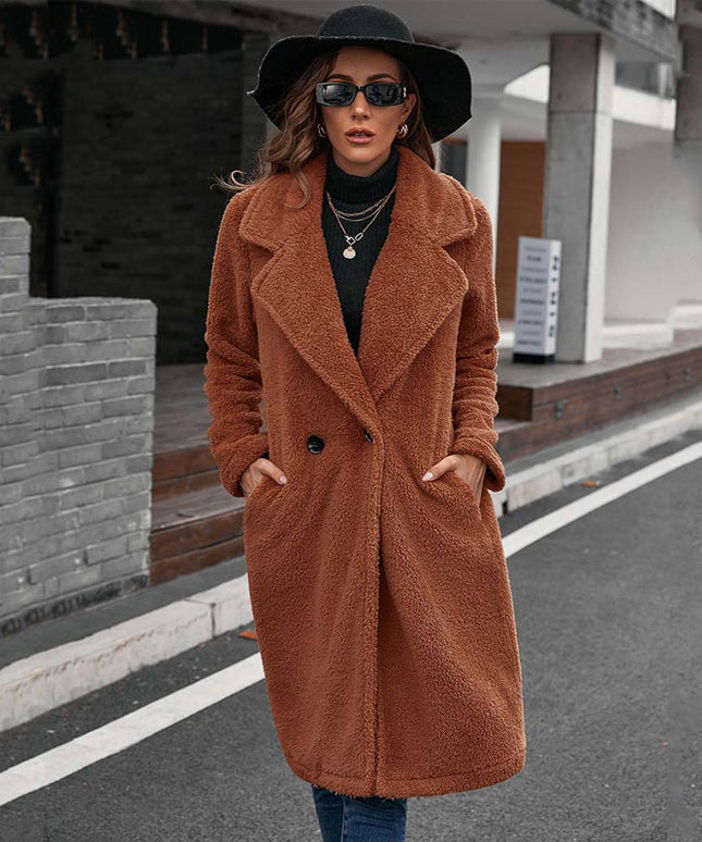 Damski płaszcz z futrzanego materiału zapinany na guzik