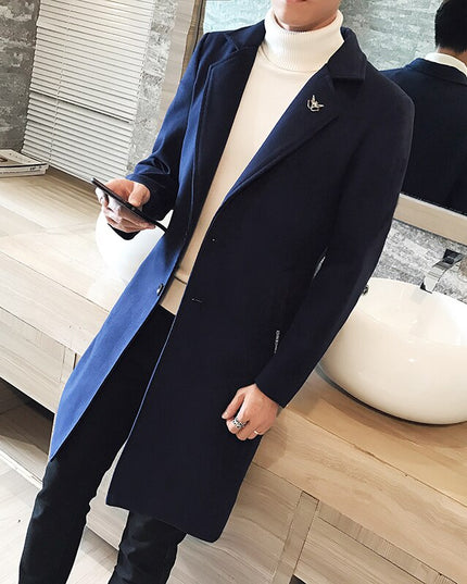 Męski płaszcz zapinany na guziki o kroju trencza