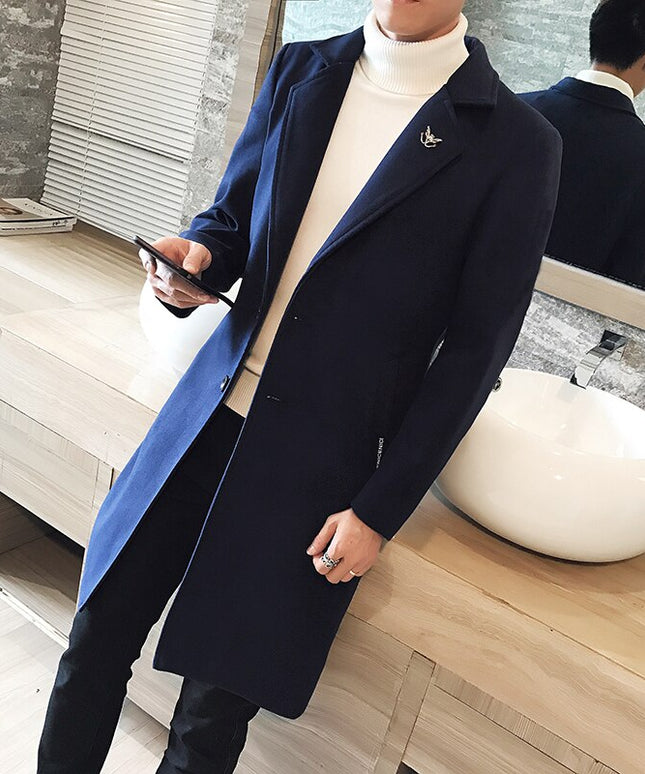 Męski płaszcz zapinany na guziki o kroju trencza