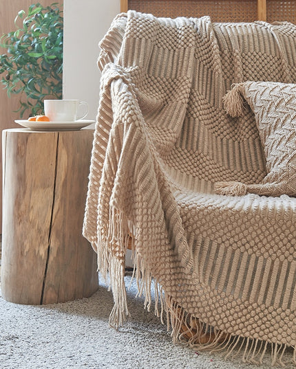 Klasyczny koc z ozdobną fakturą z frędzlami