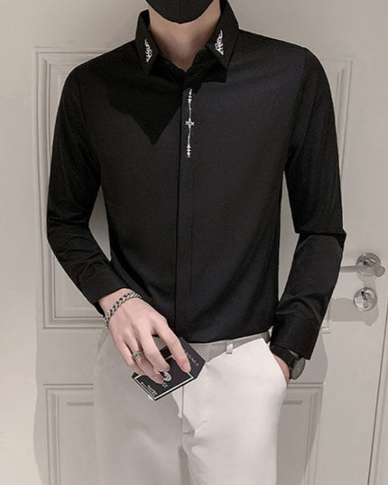 Męska koszula z drobnym haftem o prostym kroju