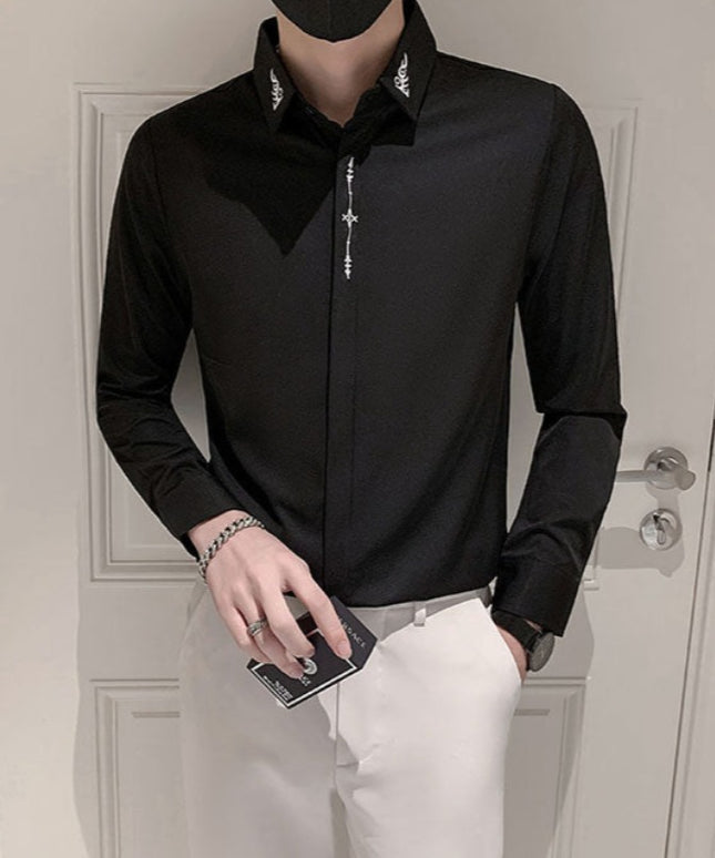 Męska koszula z drobnym haftem o prostym kroju